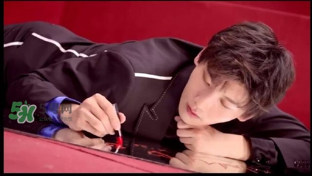 ������΢���õ�ʲô�ں죿�����ֿں�ɫ��